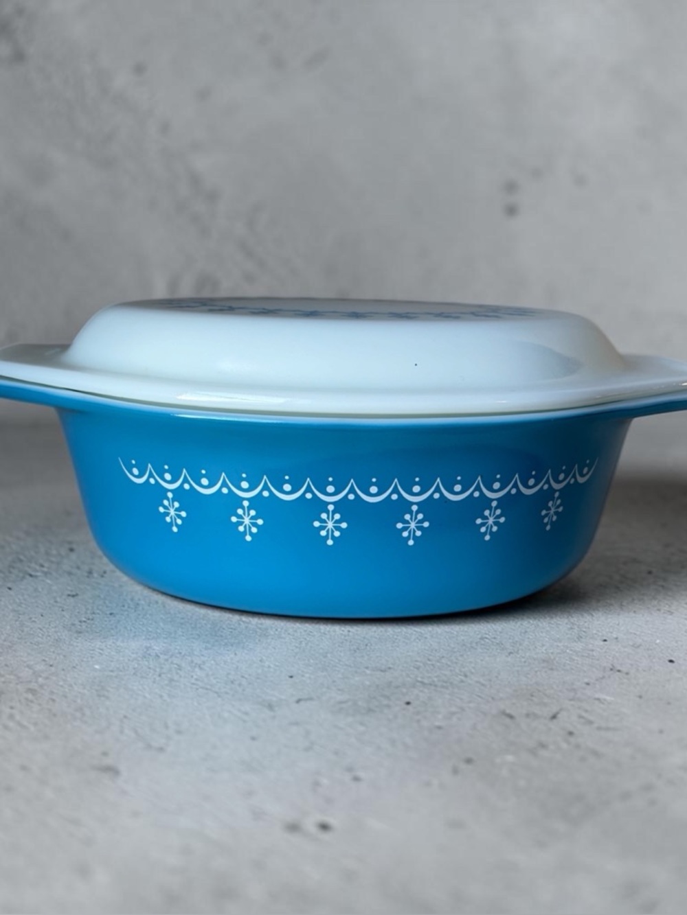 Vintage Pyrex Blue Snowflake Garland Oval Casserole Dish w/ Lid #043 1-1/2 Qt